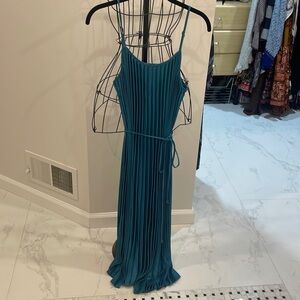 Never worn, beautiful pleated teal dress.